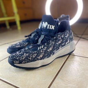 [FY4265] Adidas Mens Dame 7 - Vet Tix size 17